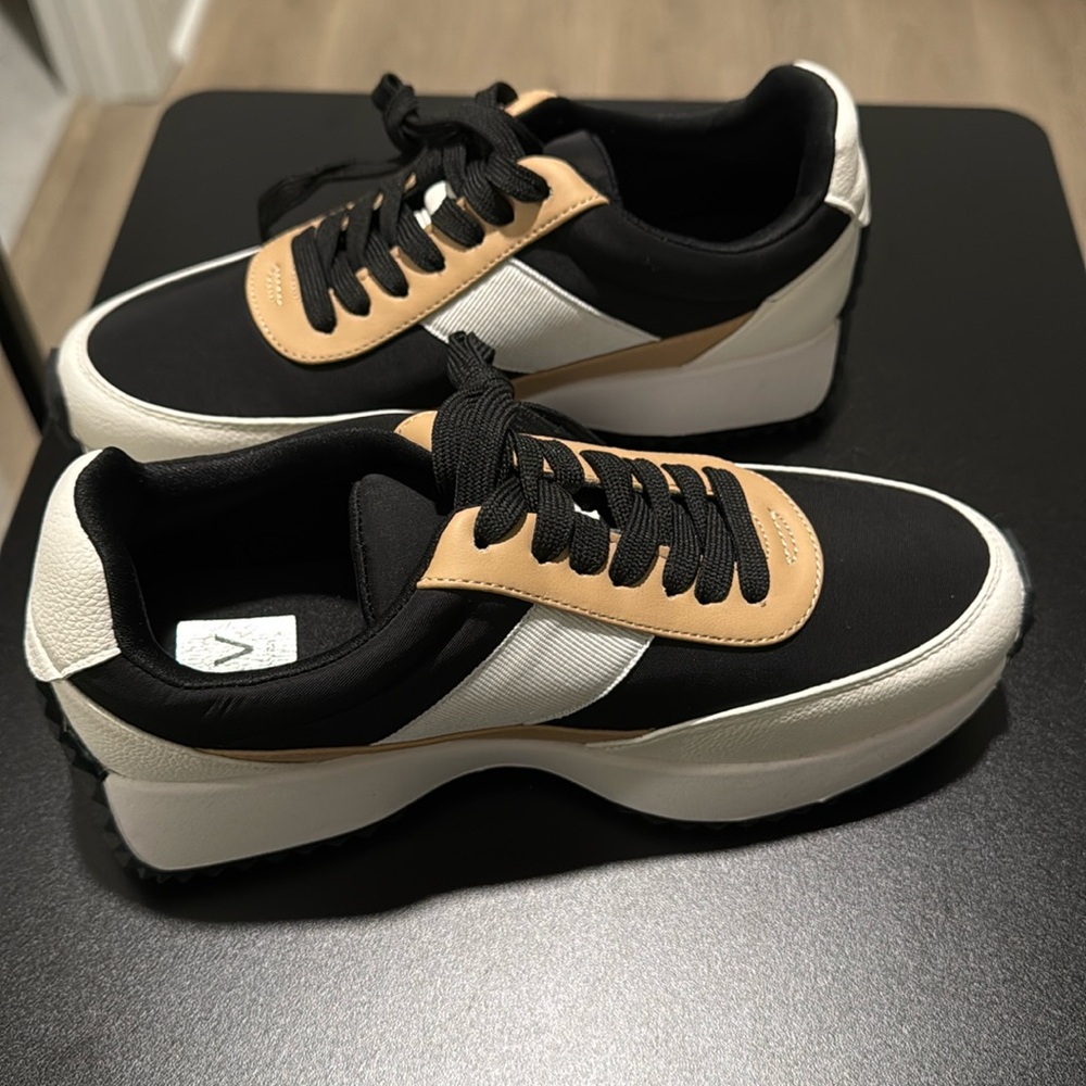 Brand new, never worn! Women’s Dolce Vita Bettie Sneakers Size 6.5